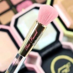 💎Too Faced Diamond Light Highlighting Brush💎
